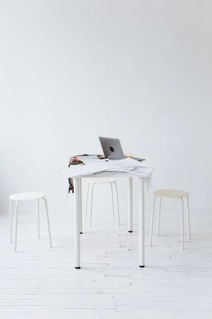 Un espace de travail contemporain mettant en scène un ordinateur portable, une tablette et des smartphones, idéal pour un usage technologique et freelance.